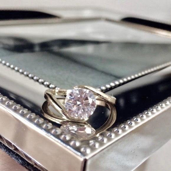 ❤️Stunning Simulated Diamond Ring - Picture 2 of 8